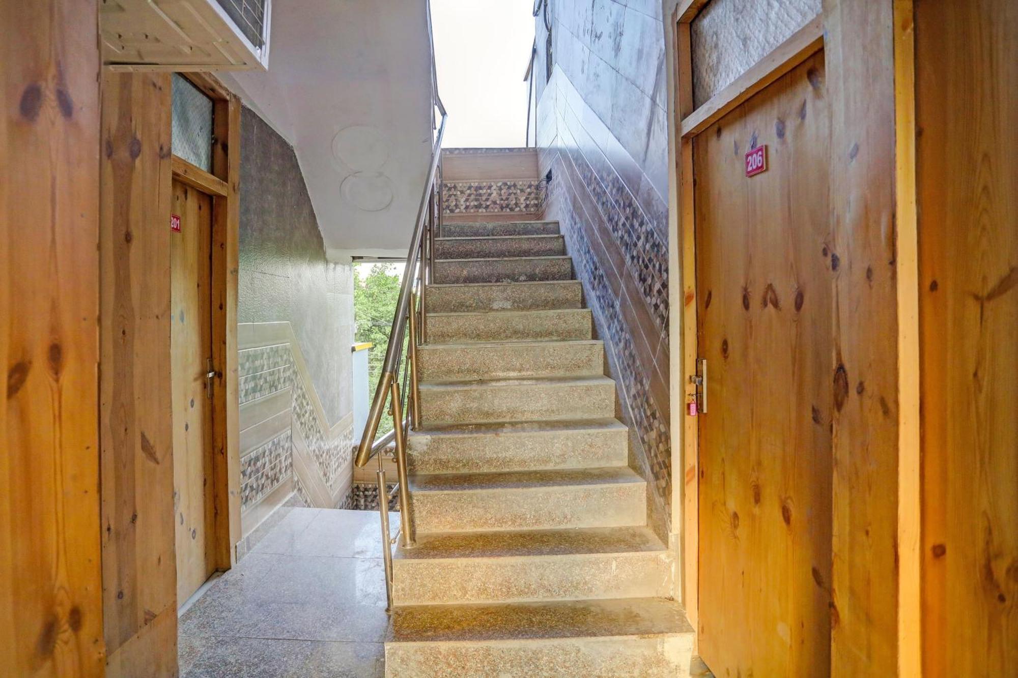 Umen Hotel Nearest Sector 66 נוידה מראה חיצוני תמונה